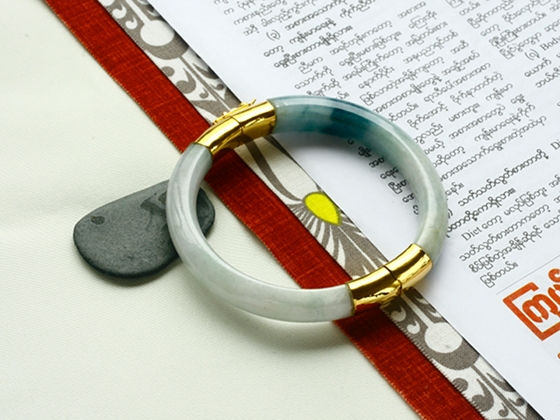 ♥️証明書付き、翡翠バングル50～A049番号 よろしかっ