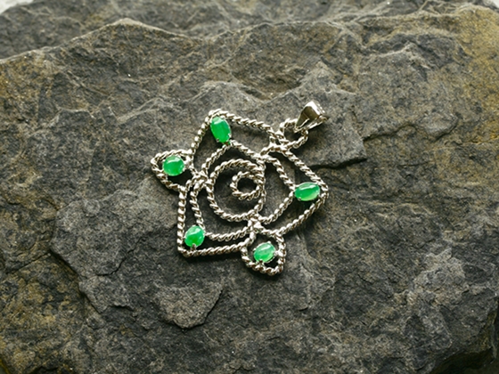 �q�X�C�V���o�[�y���_���g046