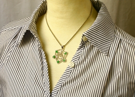 �q�X�C�V���o�[�y���_���g046